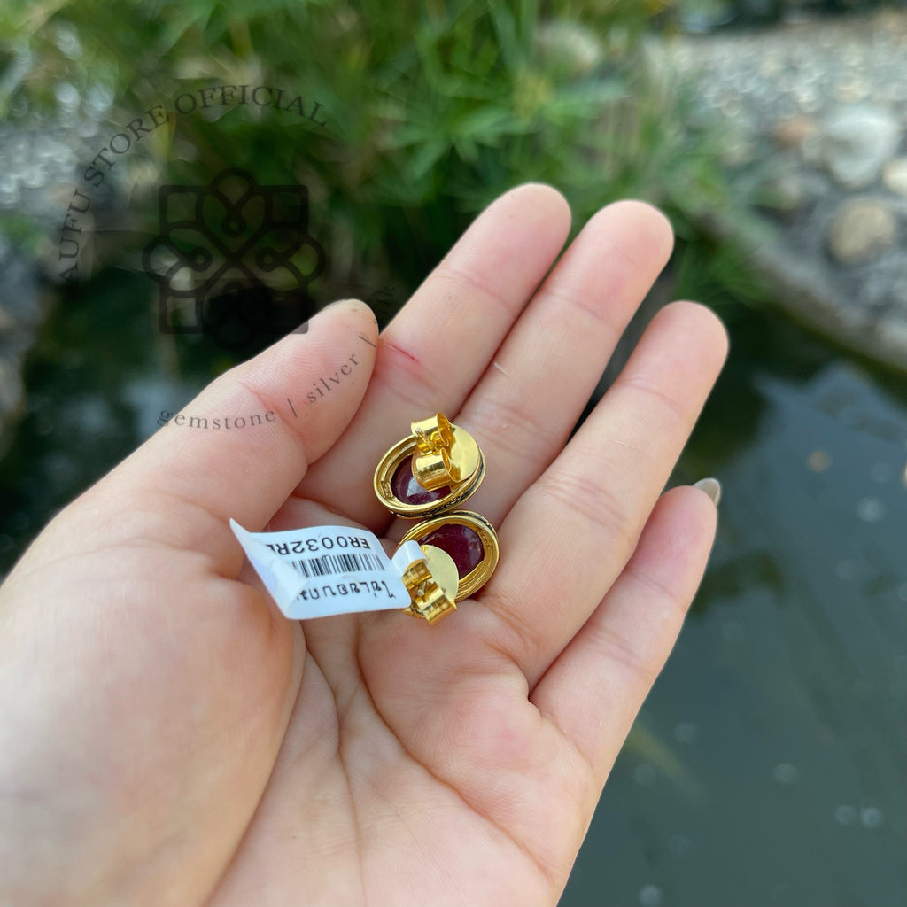 ต่างหูทับทิมหลังเบี้ย รุ่น “Scarlet Glow” “อัคนีสุวรรณ” Scarlet Glow – Ruby Cabochon Stud Earrings