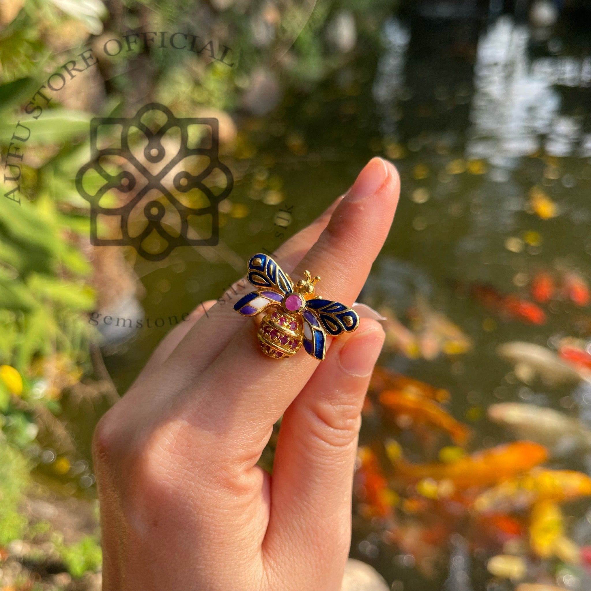 แหวนผึ้งลงยา ประดับทับทิม ดีไซน์ศิลป์หรูหรา Ruby Bee Ring with Hand-Painted Enamel