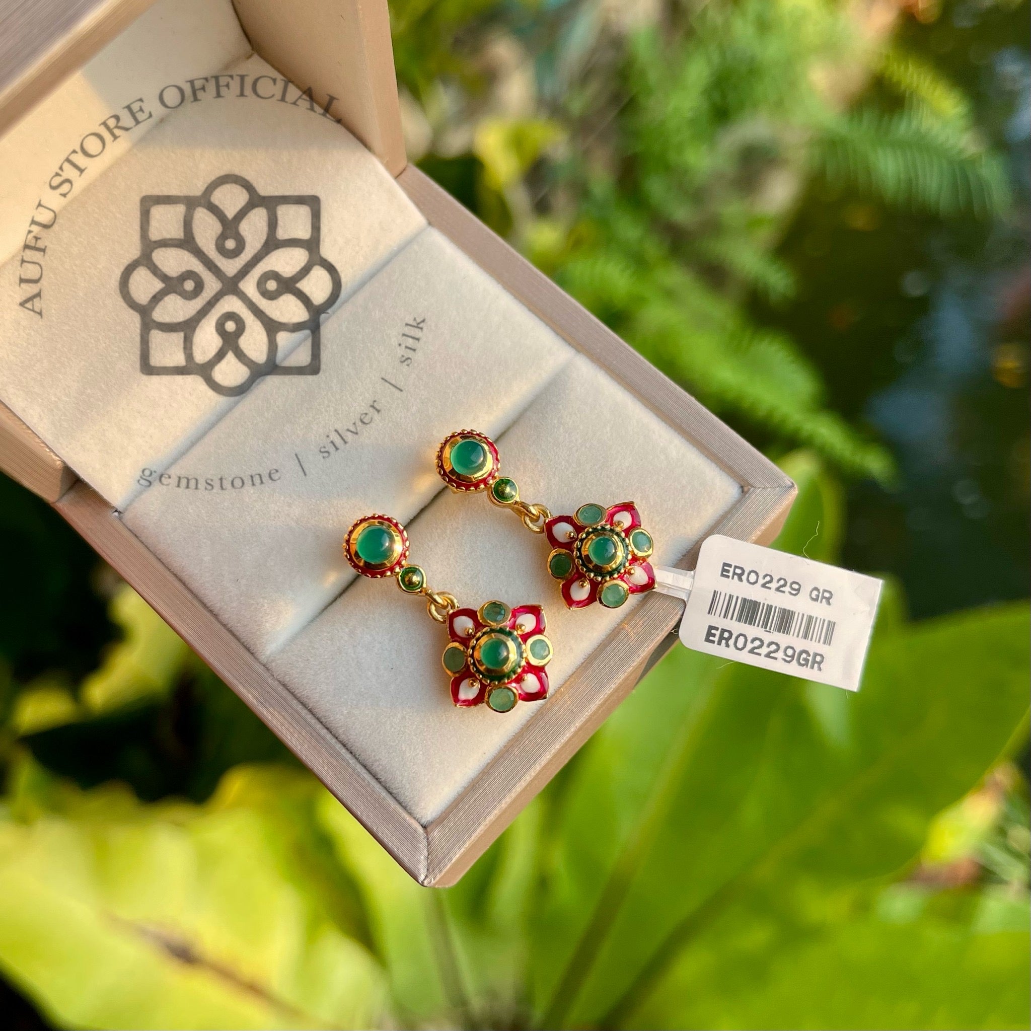 ต่างหูโมราลงยา รุ่น “Emerald Blossom Drop”  “บุปผามรกต”
Emerald Blossom Drop – Green Onyx Enamel Earrings