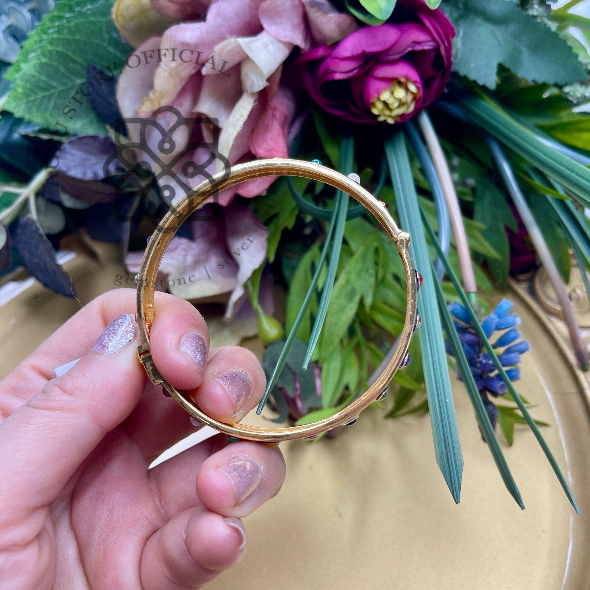 กำไลข้อมือพลอยผสมงานลงยาโบราณ – Multi-Gem Enamel Bangle