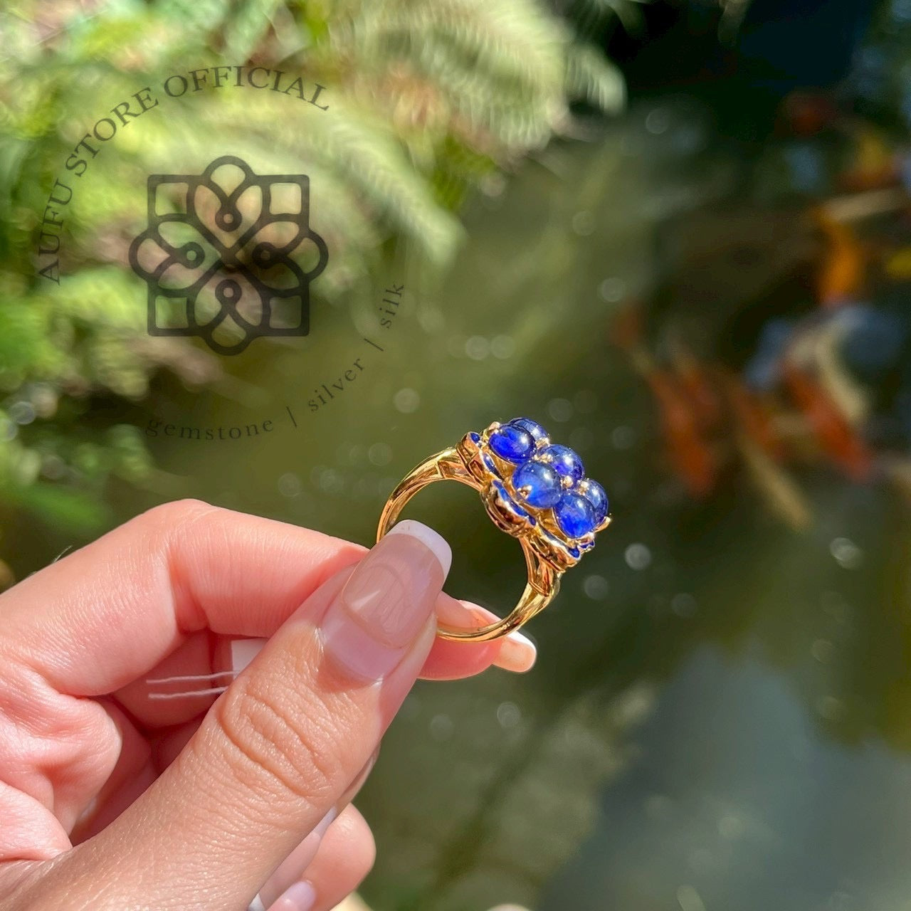 แหวนไพลินดอกไม้ รุ่น “Sapphire Floral Aura” แหวนไพลินดอกพิกุลรุ้ง
Sapphire Floral Aura – Cabochon Sapphire Flower Ring