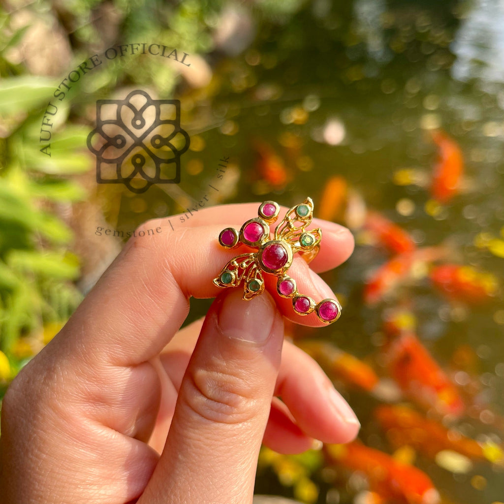 แหวนดีไซน์แมลงปอ ประดับทับทิมและพลอยเขียว งานลงยาโบราณ  Dragonfly-Inspired Ring with Ruby & Green Gemstones (Handcrafted Enamel)