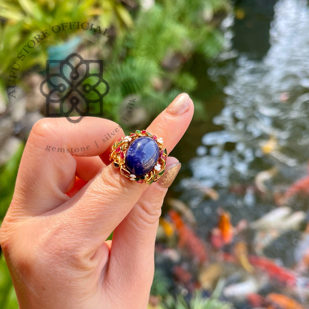 แหวนไพลินหลังเบี้ยลงยาดอกไม้ รุ่น “Sapphire Blossom” “บุปผาไพลิน” Sapphire Blossom – Floral Enamel Blue Sapphire Cabochon Ring