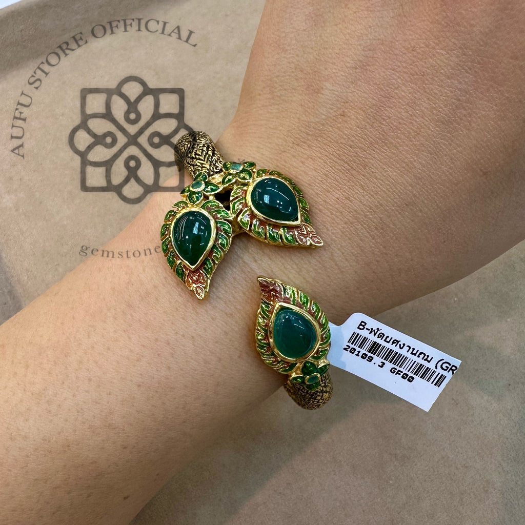 กำไล “ขนนกยูงมงคล” ประดับพลอยโมรา (Green Agate) ตัวเรือนเงินแท้ 925 ชุบทองโบราณ ลงยาลายไทย Peacock Feather Cuff Bracelet with Green Agate, 925 Sterling Silver, Antique Gold Finish & Hand Enamel