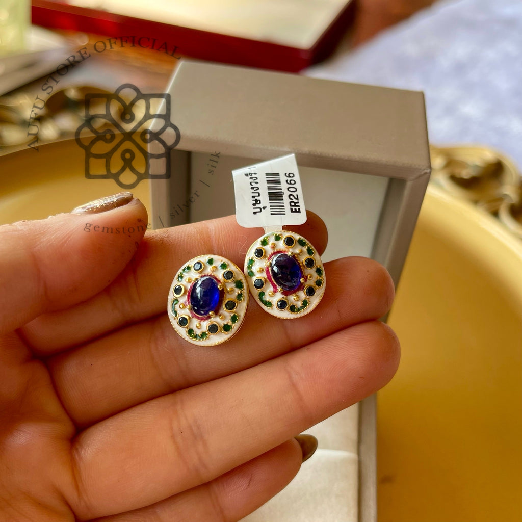 ต่างหูไพลินหลังเบี้ยล้อมนพเก้า รุ่น “Royal Nine Gems” “มณีจักรพรรดิ”
Blue Sapphire Navaratna Earrings – “Royal Nine Gems” Collection