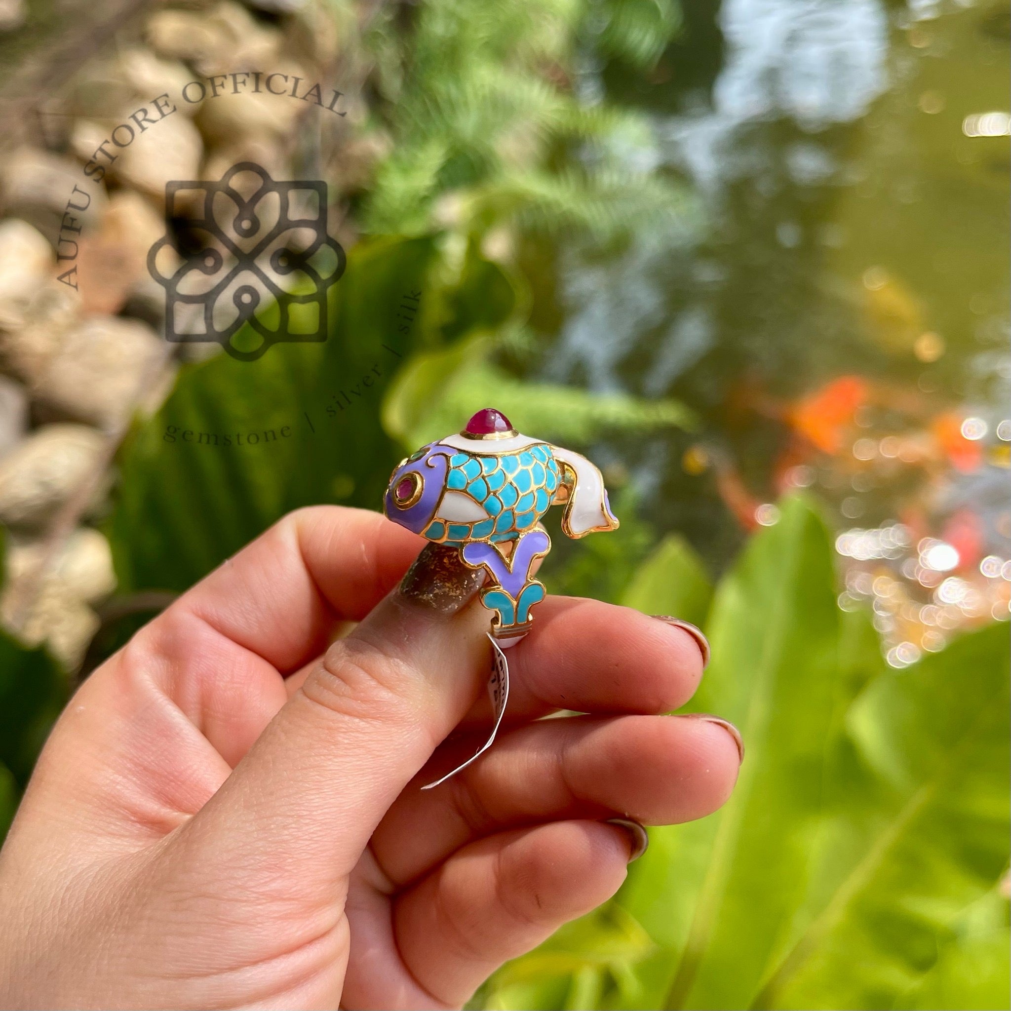 แหวนปลามงคลลงยาโบราณ – ทับทิมนพเก้า รุ่น Royal Koi Ruby Ring
“Royal Enamel Koi Ring – Ruby & Navaratna”