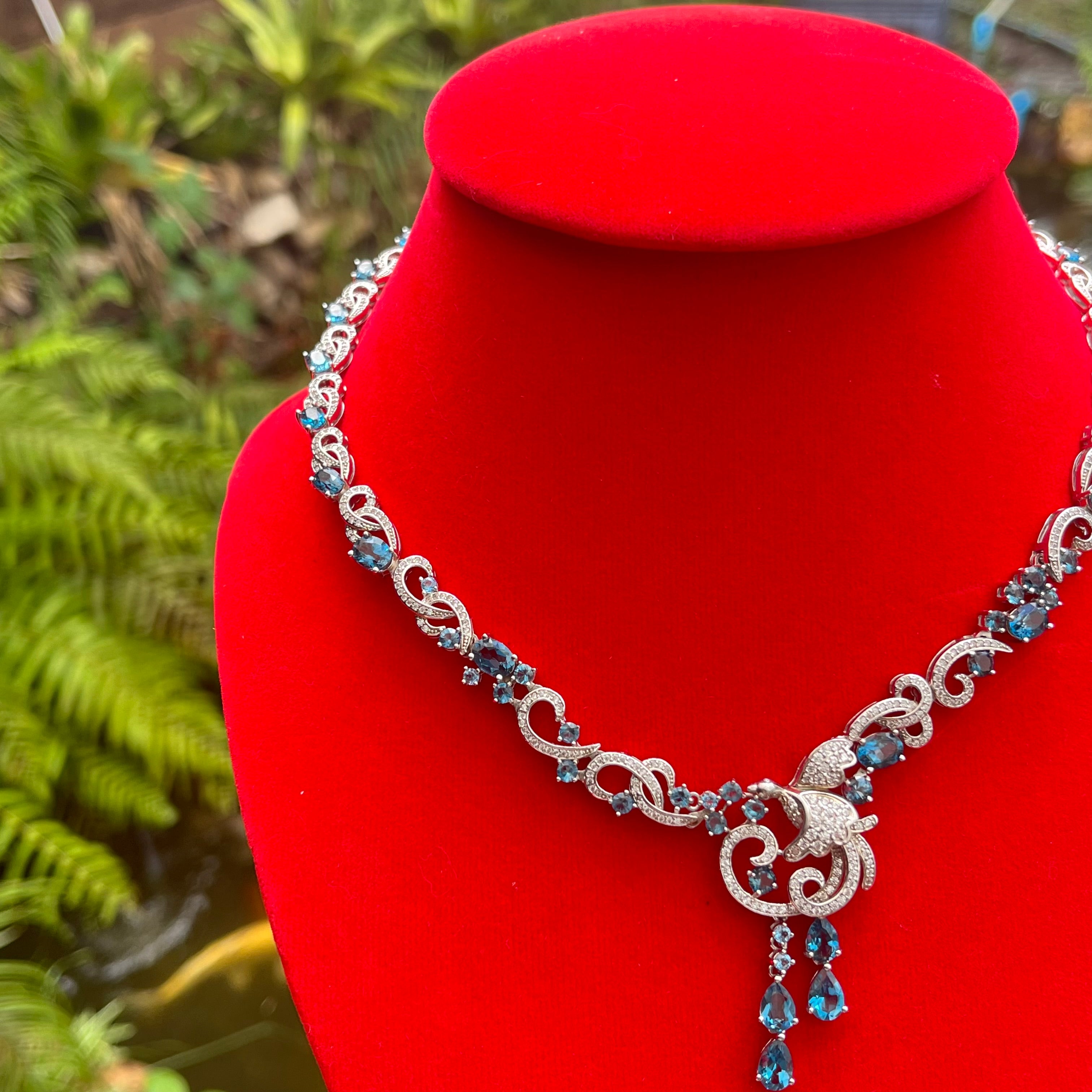 สร้อยคอบลูโทปาส ดีไซน์วินเทจหรู ประดับเพชรสไตล์คลาสสิก Elegant Vintage Blue Topaz Necklace with Diamond Accents