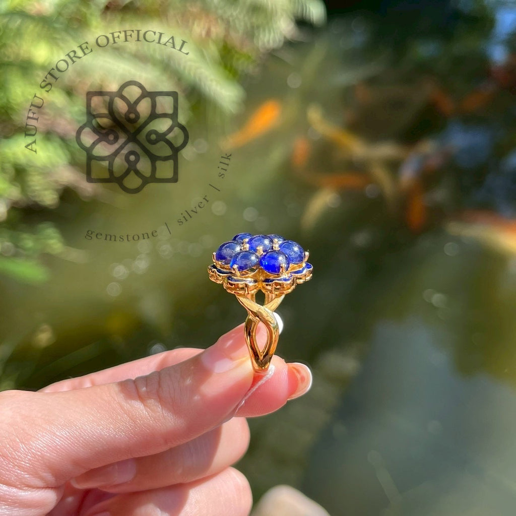 แหวนไพลินดอกไม้ รุ่น “Sapphire Floral Aura” แหวนไพลินดอกพิกุลรุ้ง
Sapphire Floral Aura – Cabochon Sapphire Flower Ring