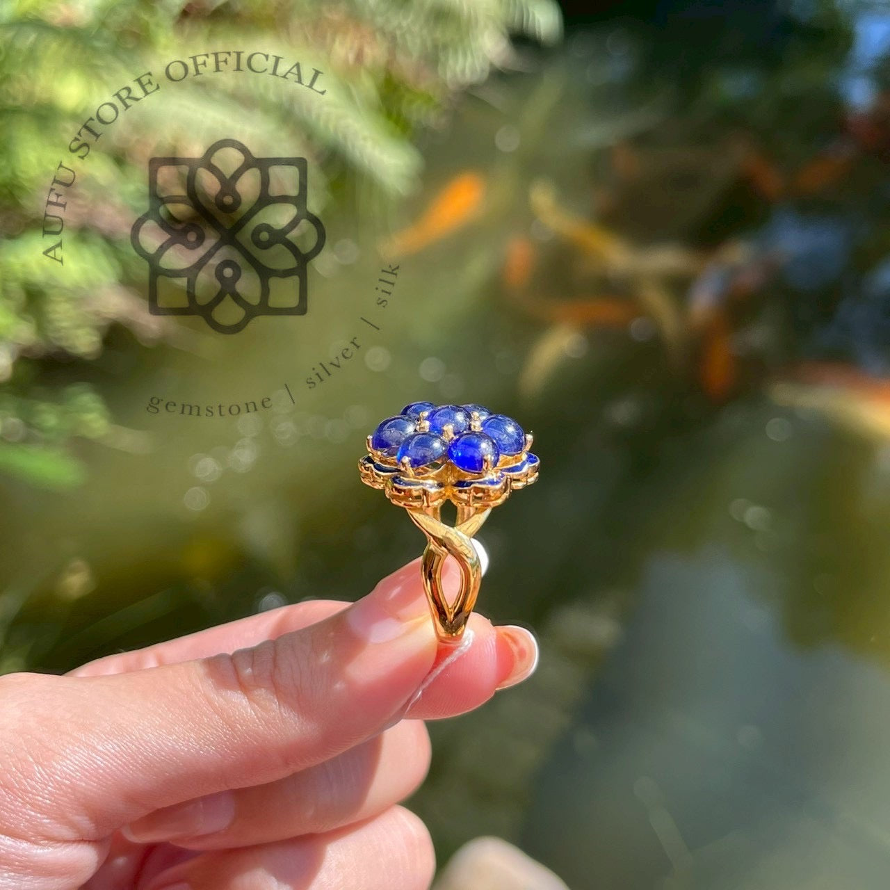 แหวนไพลินดอกไม้ รุ่น “Sapphire Floral Aura” แหวนไพลินดอกพิกุลรุ้ง
Sapphire Floral Aura – Cabochon Sapphire Flower Ring