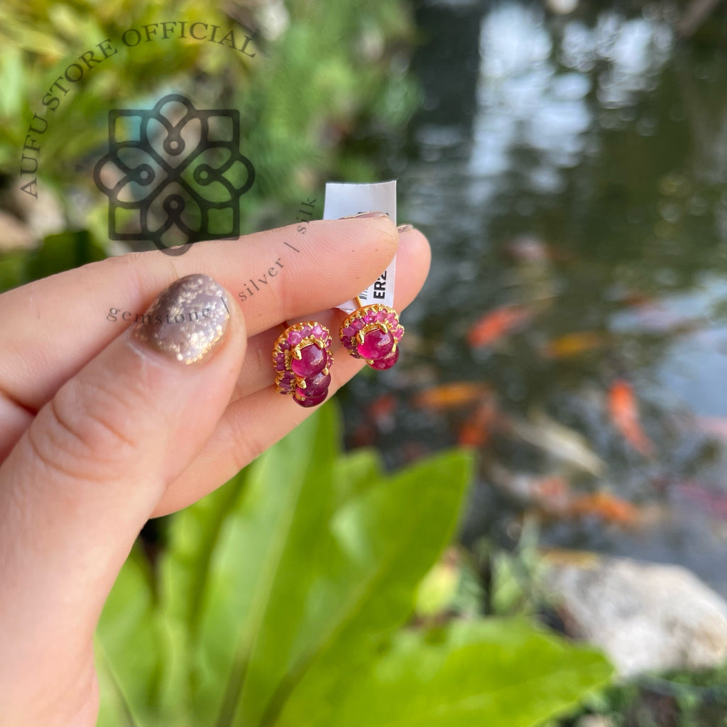 ต่างหูทับทิมโบราณ รุ่น “Crimson Crown” “ชาดาพิไล” Crimson Crown – Vintage Ruby Cabochon Earrings