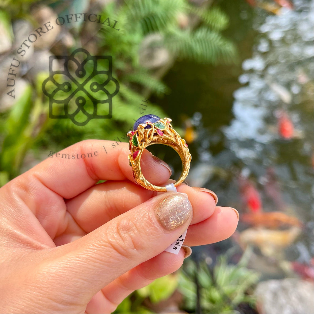 แหวนไพลินหลังเบี้ยลงยาดอกไม้ รุ่น “Sapphire Blossom” “บุปผาไพลิน” Sapphire Blossom – Floral Enamel Blue Sapphire Cabochon Ring