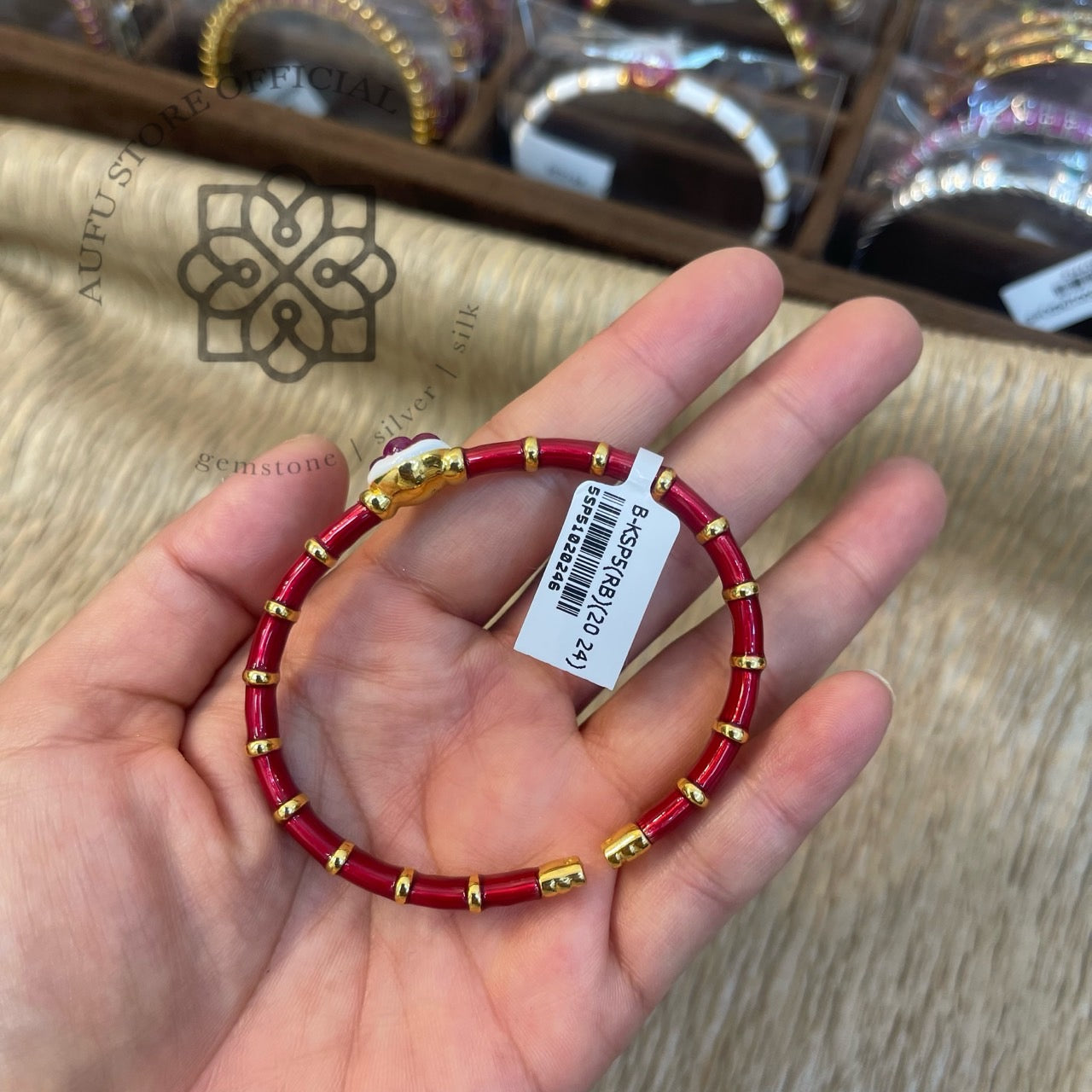 กำไลข้อมือทับทิมดีไซน์ดอกไม้ เคลือบสีแดง ตัวเรือนโทนทอง Ruby Flower Motif Bracelet with Red Enamel and Gold-Tone Setting