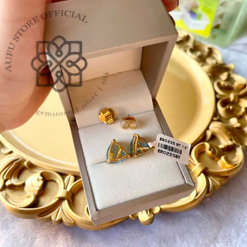 ต่างหูอความารีนทรงทริลเลียน รุ่น “Aqua Radiance“ ต่างหูอความารีนทรงสามเหลี่ยม รุ่น “ประกายอำไพ” Aqua Radiance – Trillion-Cut Aquamarine Earrings