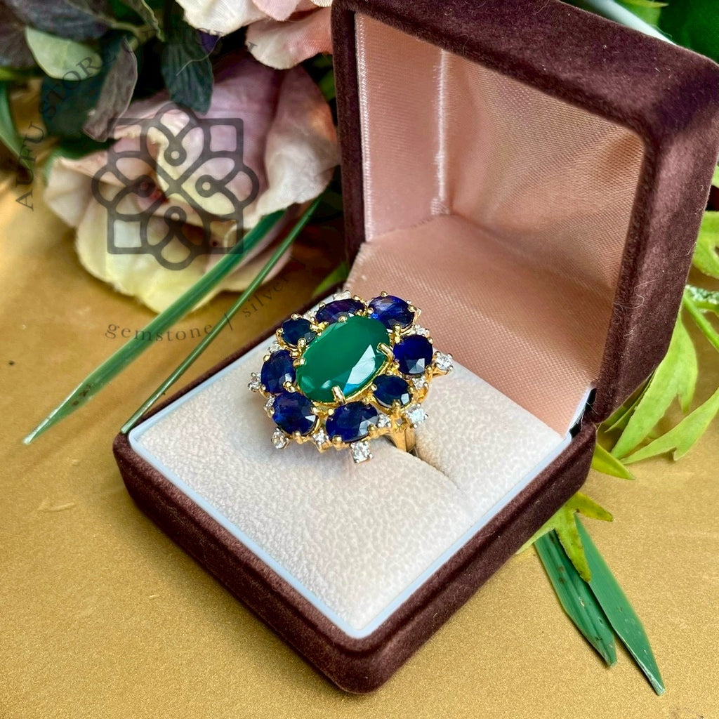 แหวนพลอยโมราเขียวล้อมไพลิน งานหรู ดีไซน์วินเทจ ตัวเรือนเงินแท้ 925 ชุบทอง Green Agate & Blue Sapphire Halo Ring, 925 Sterling Silver Gold-Plated