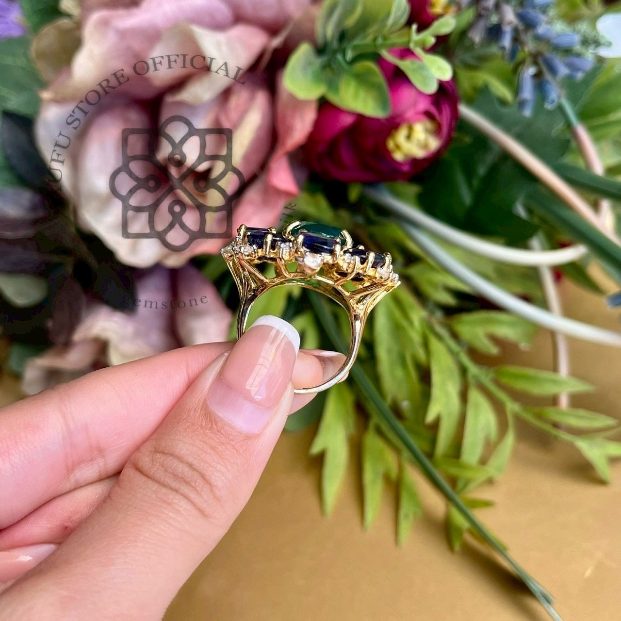 แหวนพลอยโมราเขียวล้อมไพลิน งานหรู ดีไซน์วินเทจ ตัวเรือนเงินแท้ 925 ชุบทอง Green Agate & Blue Sapphire Halo Ring, 925 Sterling Silver Gold-Plated
