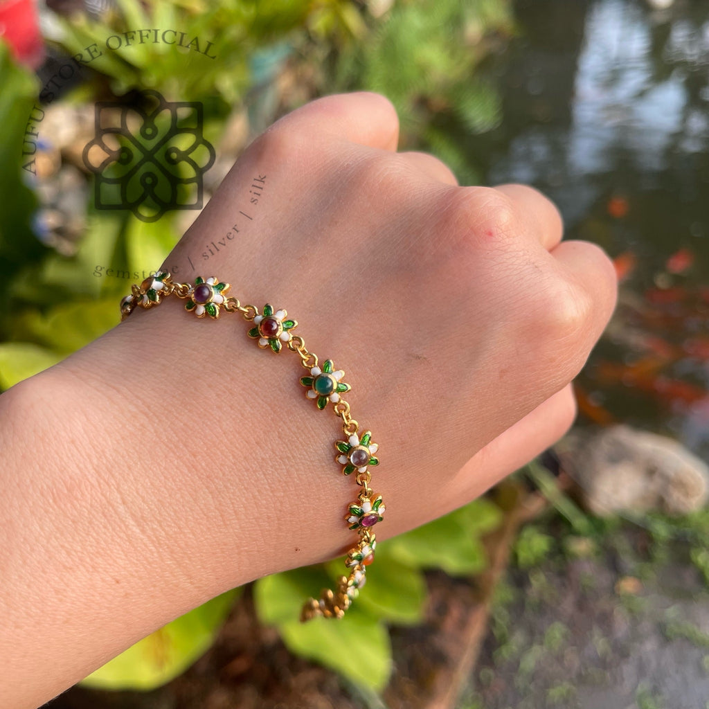 สร้อยข้อมือดอกไม้ลงยา รุ่น “Floral Harmony” “บุปผาสกล” Floral Harmony – Enamel & Multi-Gemstone Bracelet
