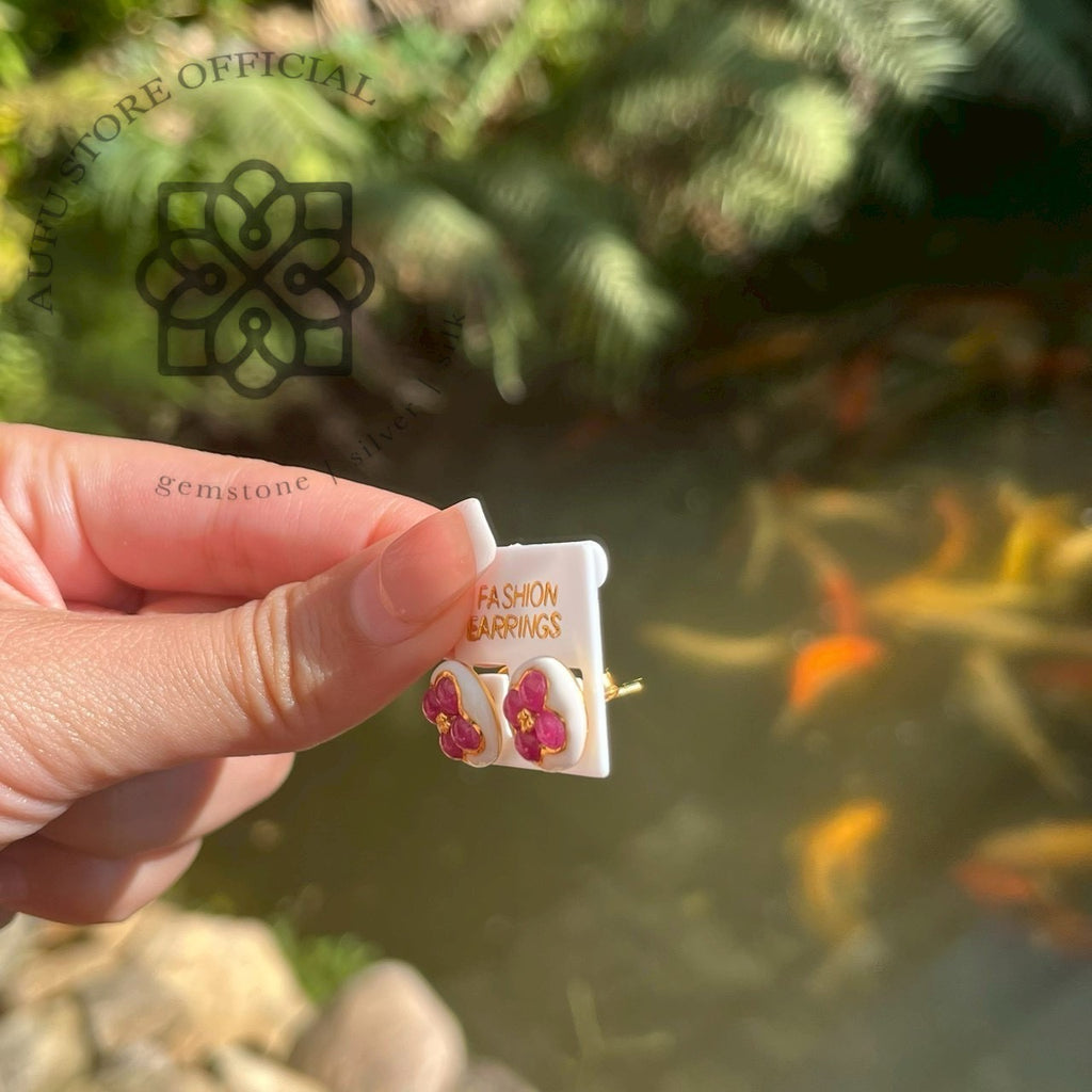 ต่างหูทับทิมดอกไม้ รุ่น “Ruby Blossom Petite” “พิกุลชมพู” Ruby Blossom Petite – Pink Ruby Floral Stud Earrings