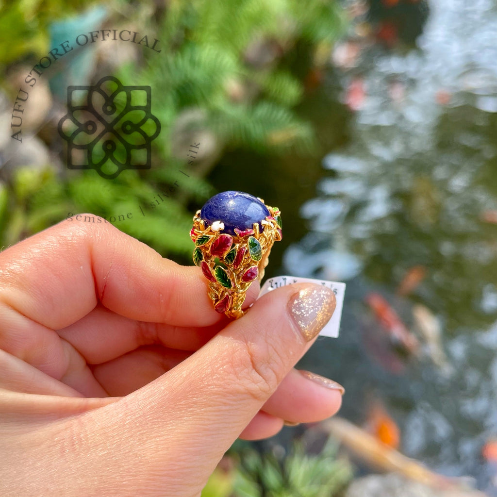 แหวนไพลินหลังเบี้ยลงยาดอกไม้ รุ่น “Sapphire Blossom” “บุปผาไพลิน” Sapphire Blossom – Floral Enamel Blue Sapphire Cabochon Ring