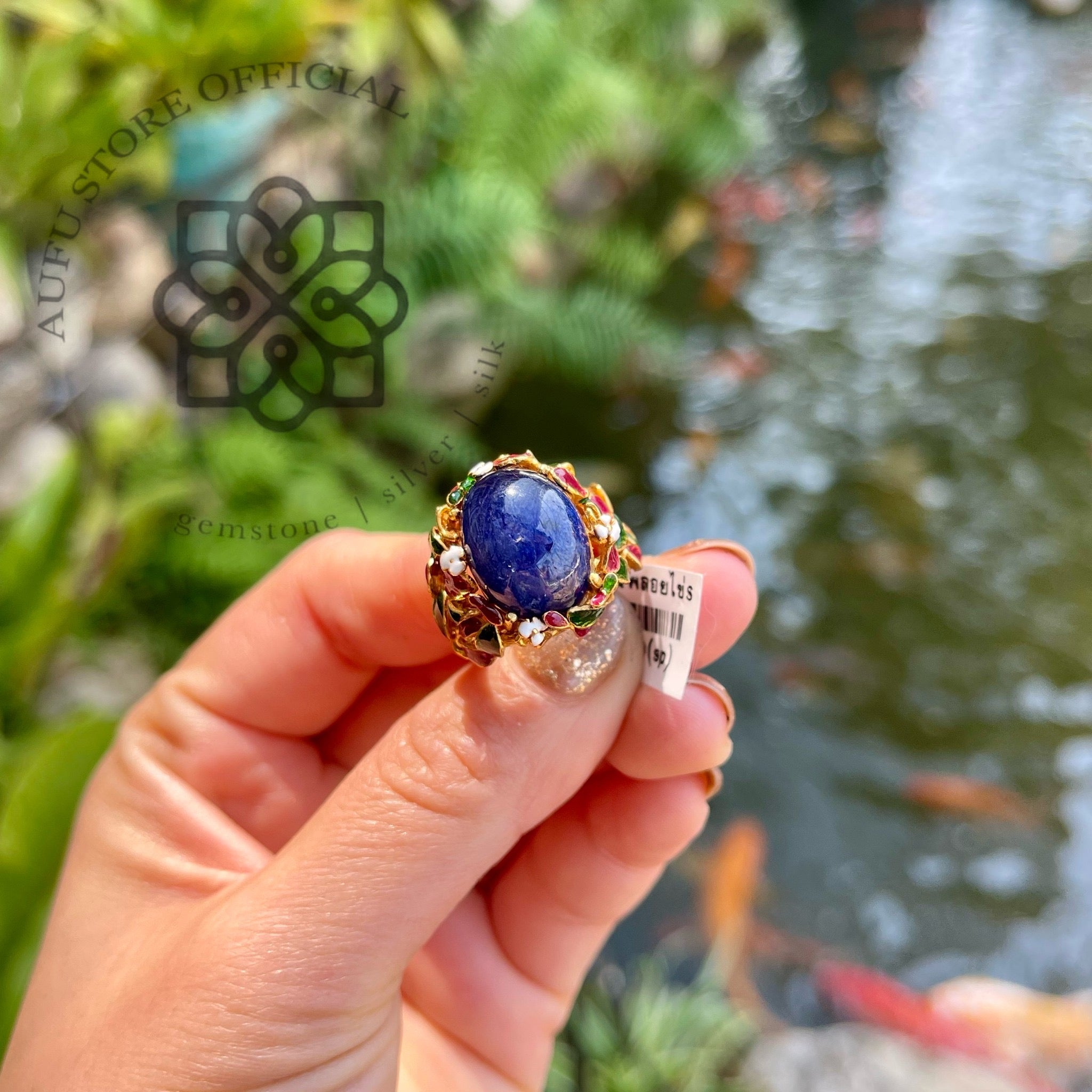 แหวนไพลินหลังเบี้ยลงยาดอกไม้ รุ่น “Sapphire Blossom” “บุปผาไพลิน” Sapphire Blossom – Floral Enamel Blue Sapphire Cabochon Ring