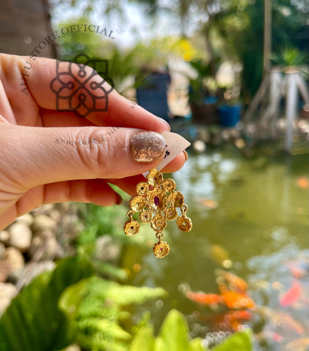 จี้นพเก้าทรงห้อยระย้า รุ่น “Royal Lotus Charm” หรือแบบไทยหรู: มณีจักรพรรดิ Royal Lotus Charm – Ruby Navaratna Pendant