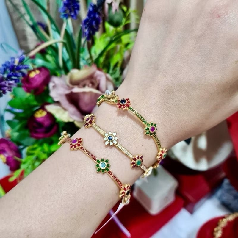 กำไลอัญมณีดีไซน์ดอกไม้ ประดับพลอยหลากสี สไตล์คลาสสิกหรู Elegant Floral Multi-Gemstone Bracelet in Classic Design