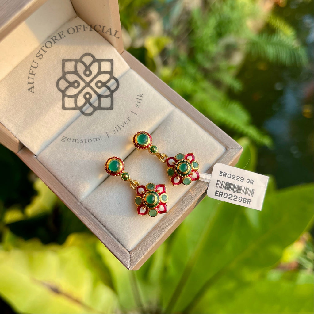 ต่างหูโมราลงยา รุ่น “Emerald Blossom Drop”  “บุปผามรกต”
Emerald Blossom Drop – Green Onyx Enamel Earrings