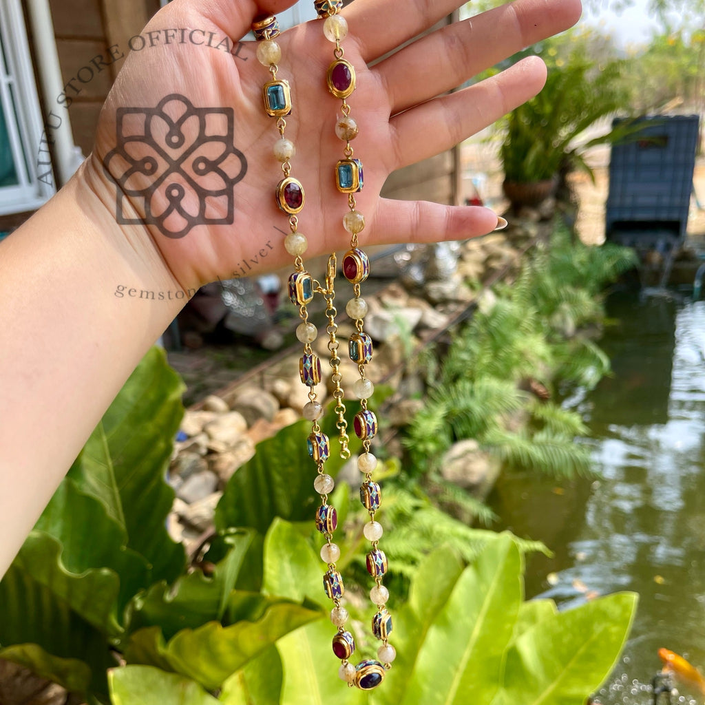 สร้อยคอพลอยรวมลงยาโบราณ ประดับทับทิม – ไพลิน – บลูโทปาส – รุไทล์ควอตซ์
(Ancient Enamel Royal Mixed Gem Necklace)