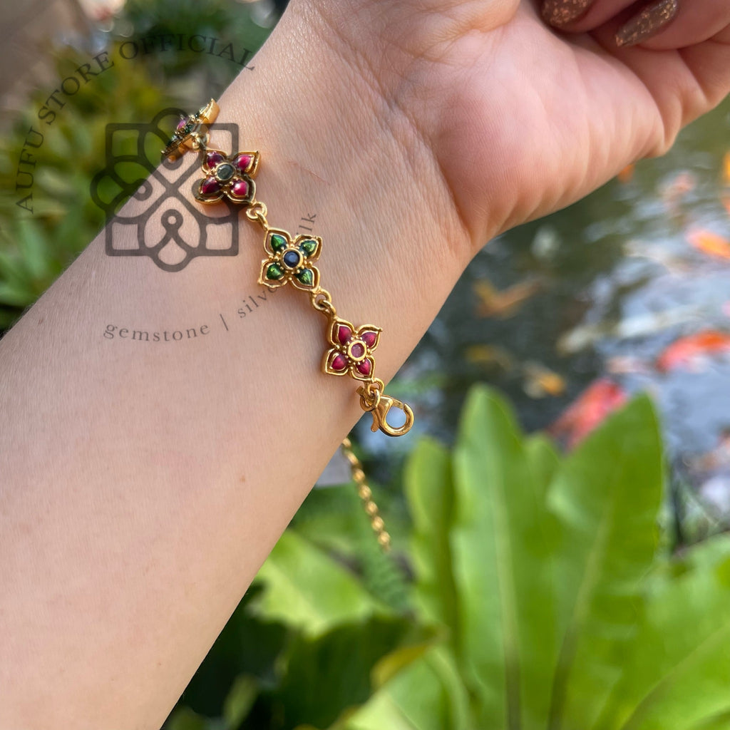 สร้อยข้อมือดอกไม้ลงยาโบราณ รุ่น “Lanna Blossom” “บุปผามณี” Lanna Blossom – Vintage Enamel Floral Bracelet
