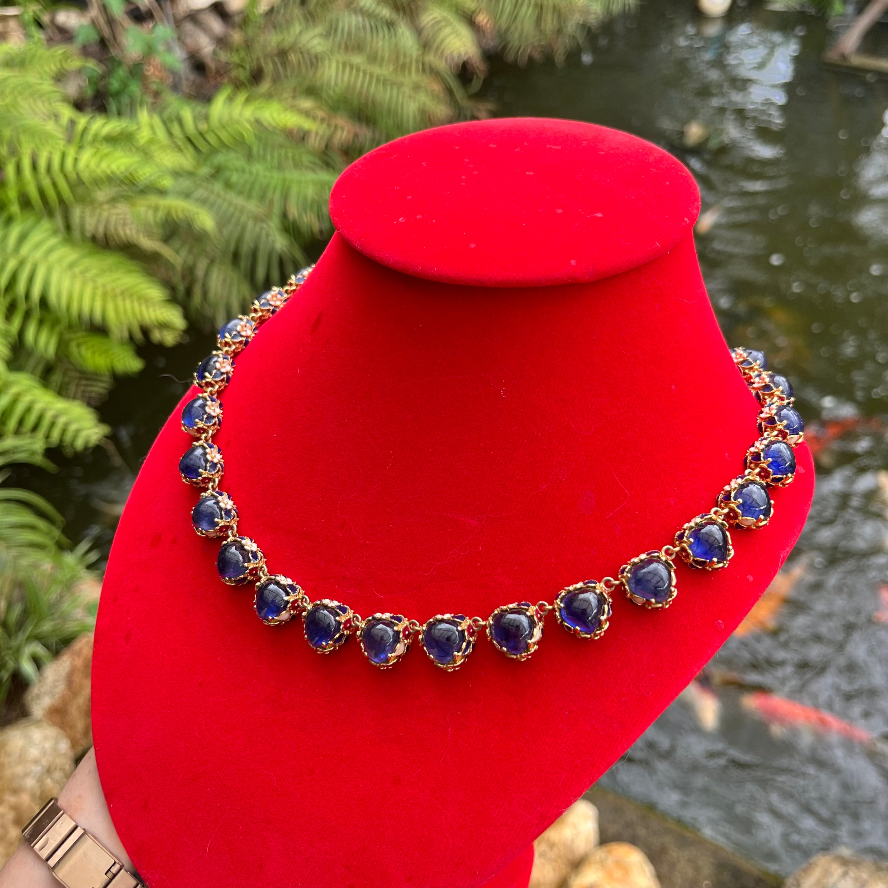 สร้อยคอไพลินแท้ทรงคาโบชอง เรียงร้อยล้อมทอง สไตล์คลาสสิกหรู (Classic Royal Sapphire Necklace) Classic Royal Blue Sapphire Cabochon Necklace in Gold Setting