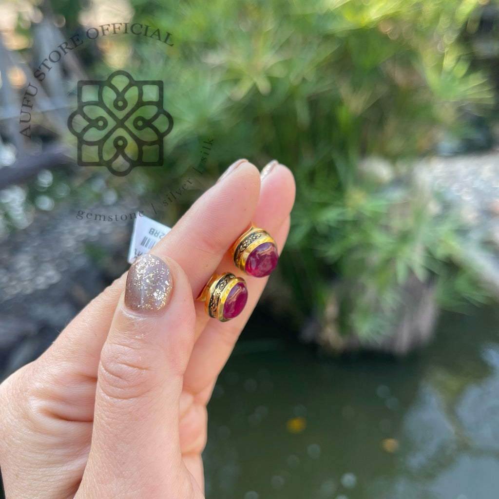 ต่างหูทับทิมหลังเบี้ย รุ่น “Scarlet Glow” “อัคนีสุวรรณ” Scarlet Glow – Ruby Cabochon Stud Earrings