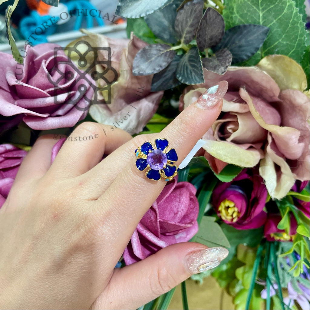 แหวนดอกไม้พลอยอะเมทิสต์ ลงยาน้ำเงิน Blue Enamel Floral Ring with Amethyst Center