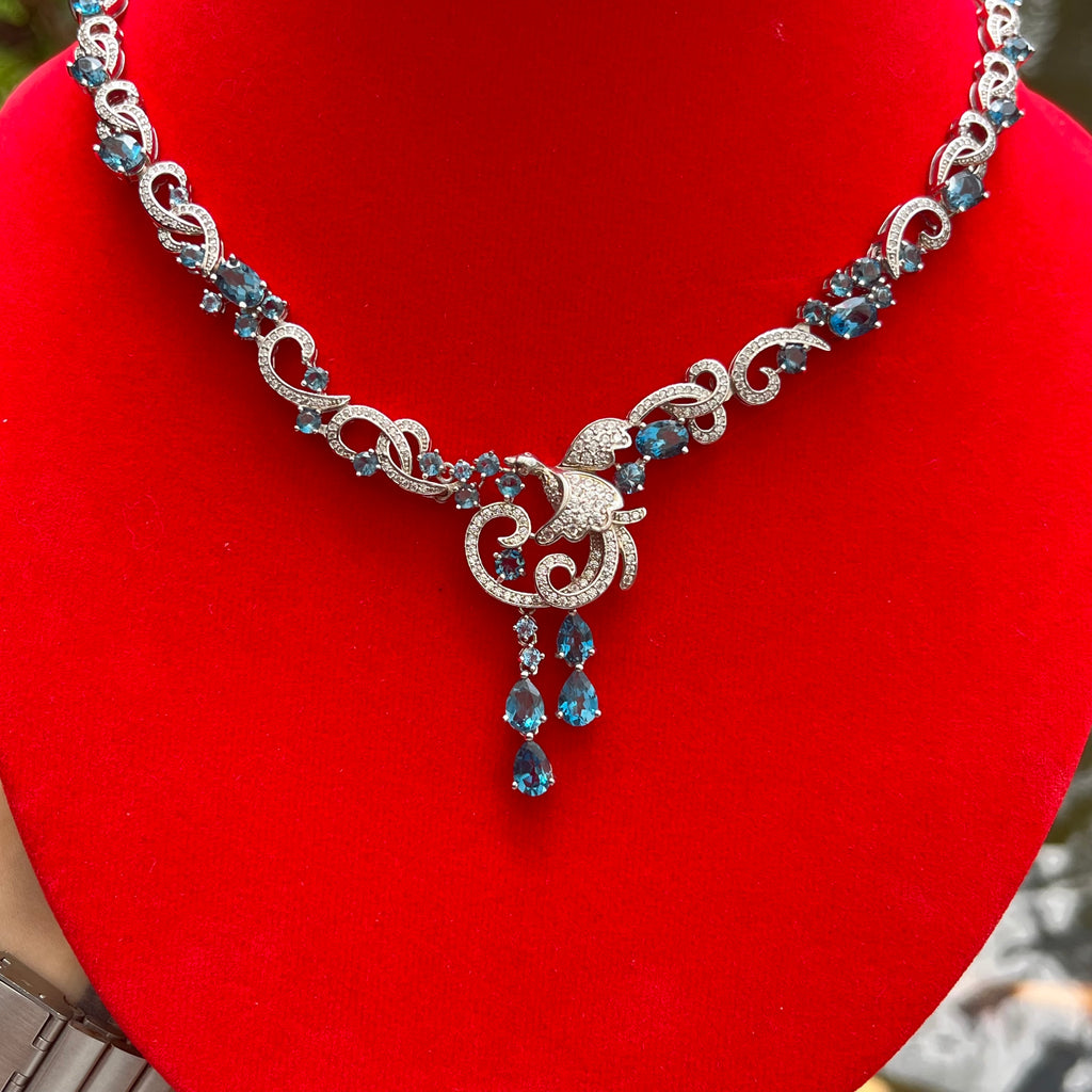 สร้อยคอบลูโทปาส ดีไซน์วินเทจหรู ประดับเพชรสไตล์คลาสสิก Elegant Vintage Blue Topaz Necklace with Diamond Accents