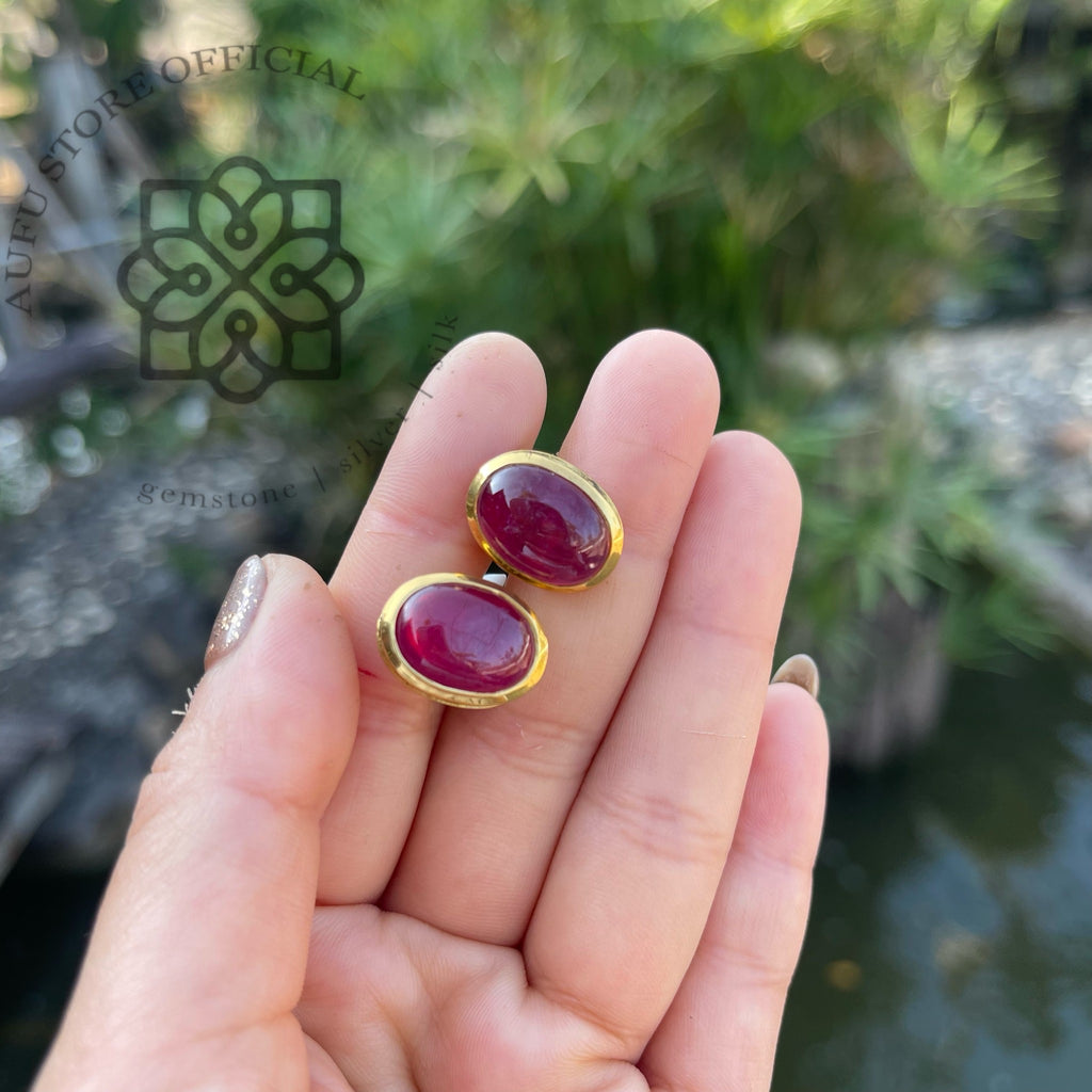 ต่างหูทับทิมหลังเบี้ย รุ่น “Scarlet Glow” “อัคนีสุวรรณ” Scarlet Glow – Ruby Cabochon Stud Earrings