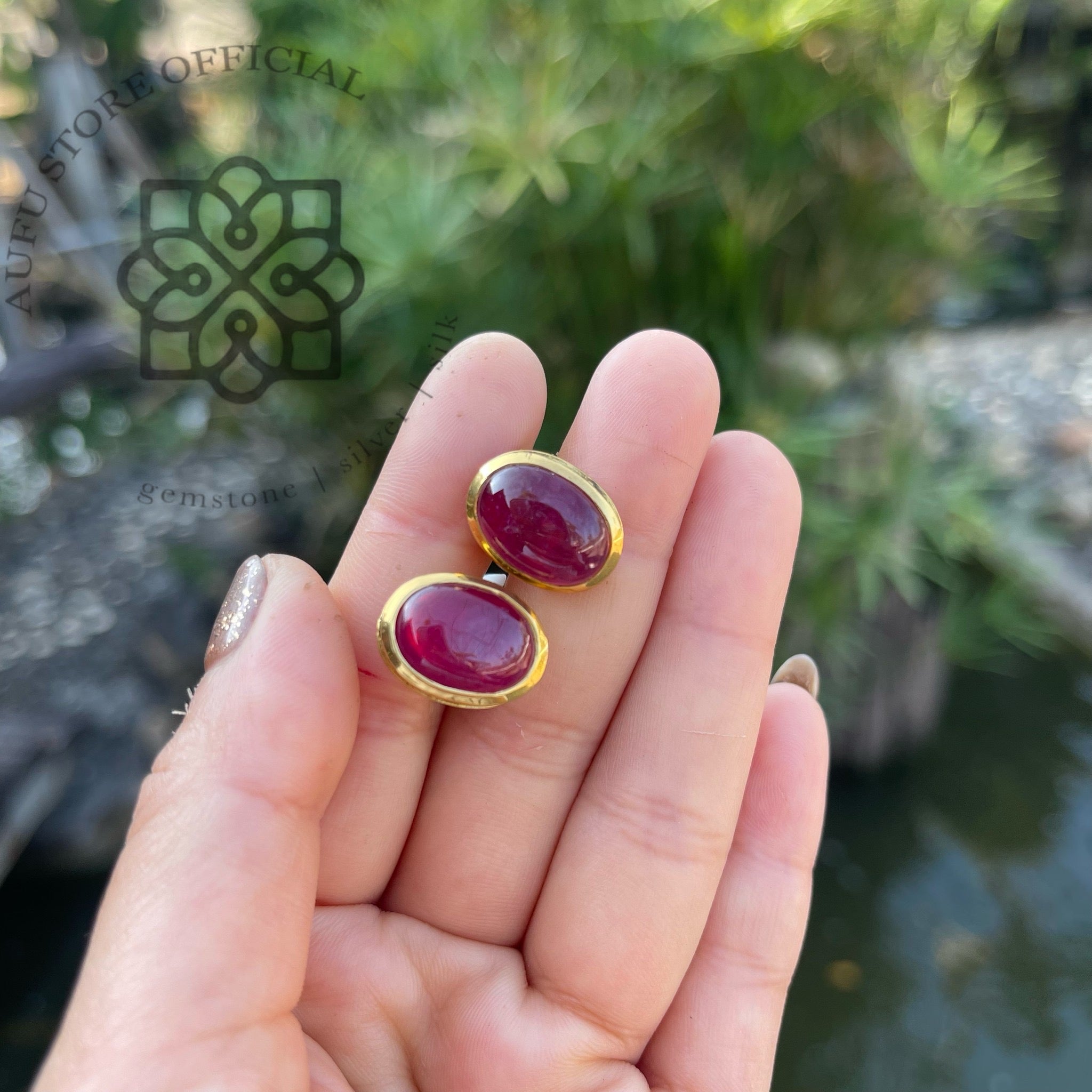 ต่างหูทับทิมหลังเบี้ย รุ่น “Scarlet Glow” “อัคนีสุวรรณ” Scarlet Glow – Ruby Cabochon Stud Earrings