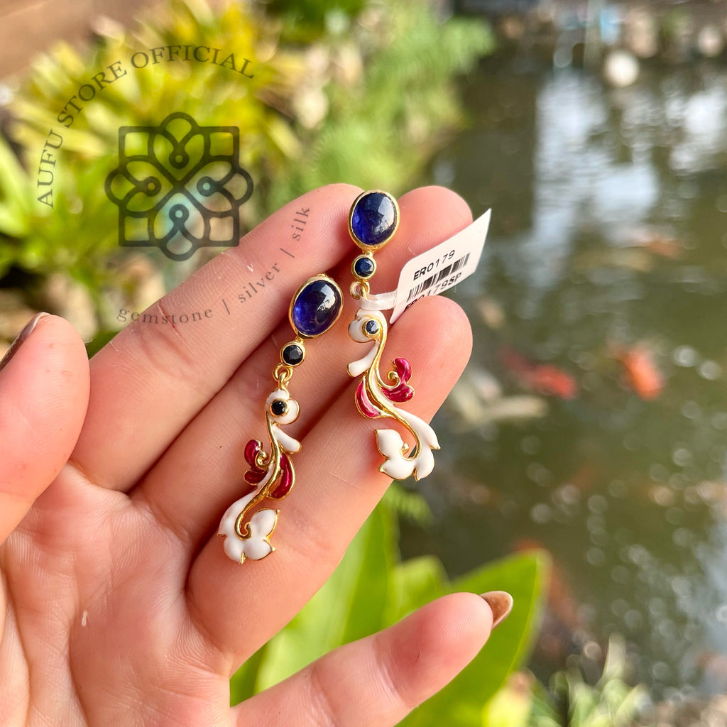 ต่างหูไพลินลงยา รุ่น “Blue Serene Blossom” “นภาบุปผา” Blue Serene Blossom – Sapphire & Enamel Art Earrings