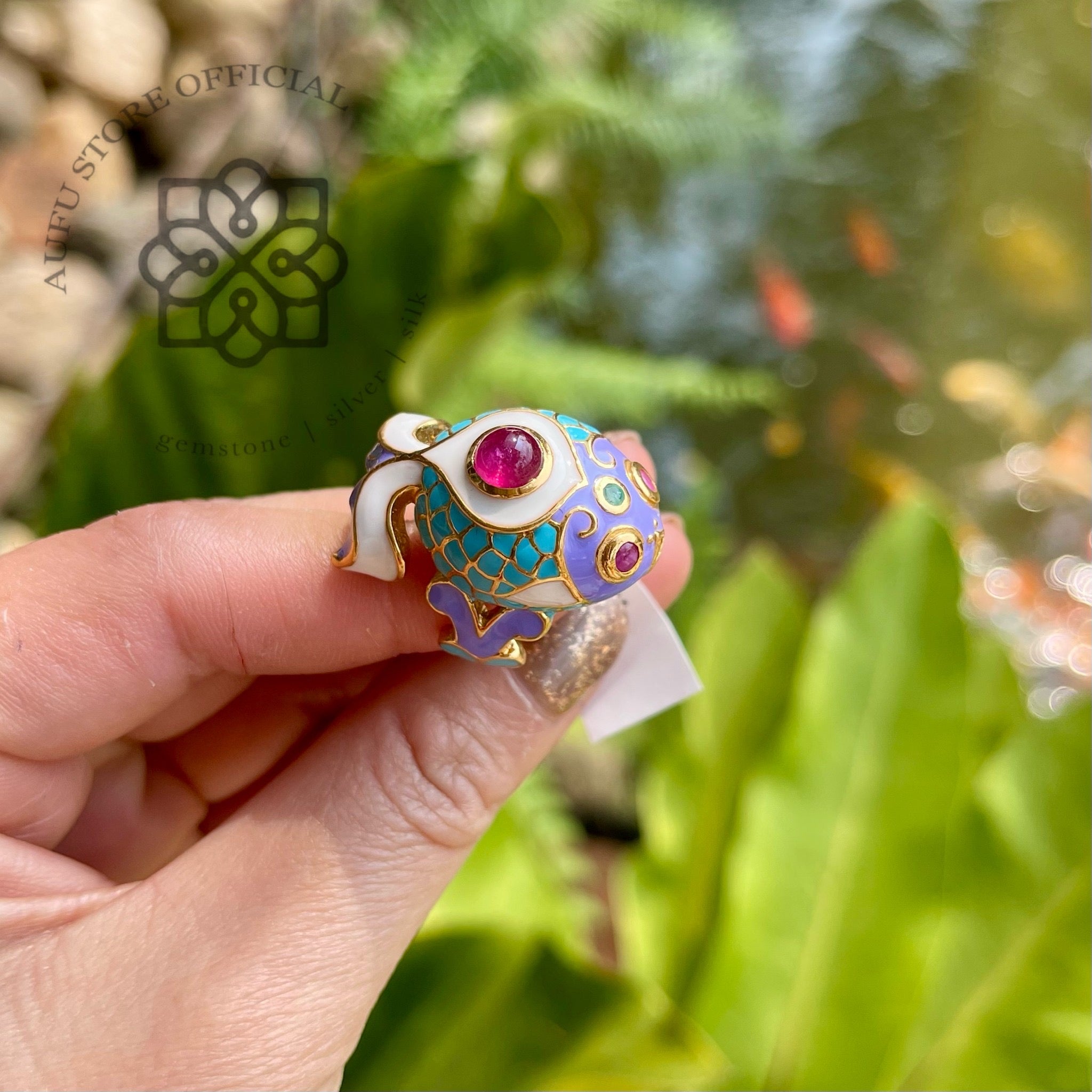 แหวนปลามงคลลงยาโบราณ – ทับทิมนพเก้า รุ่น Royal Koi Ruby Ring
“Royal Enamel Koi Ring – Ruby & Navaratna”