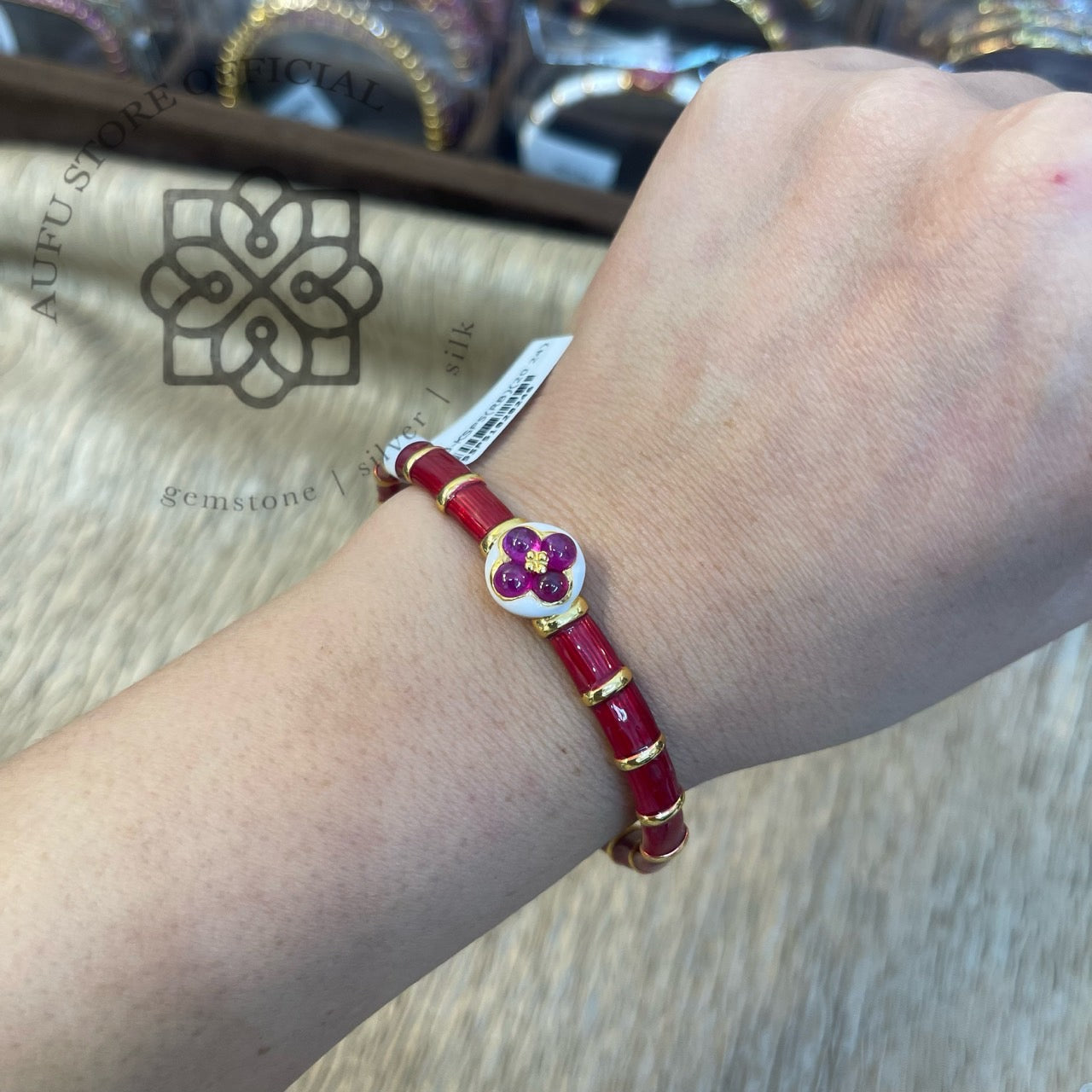 กำไลข้อมือทับทิมดีไซน์ดอกไม้ เคลือบสีแดง ตัวเรือนโทนทอง Ruby Flower Motif Bracelet with Red Enamel and Gold-Tone Setting