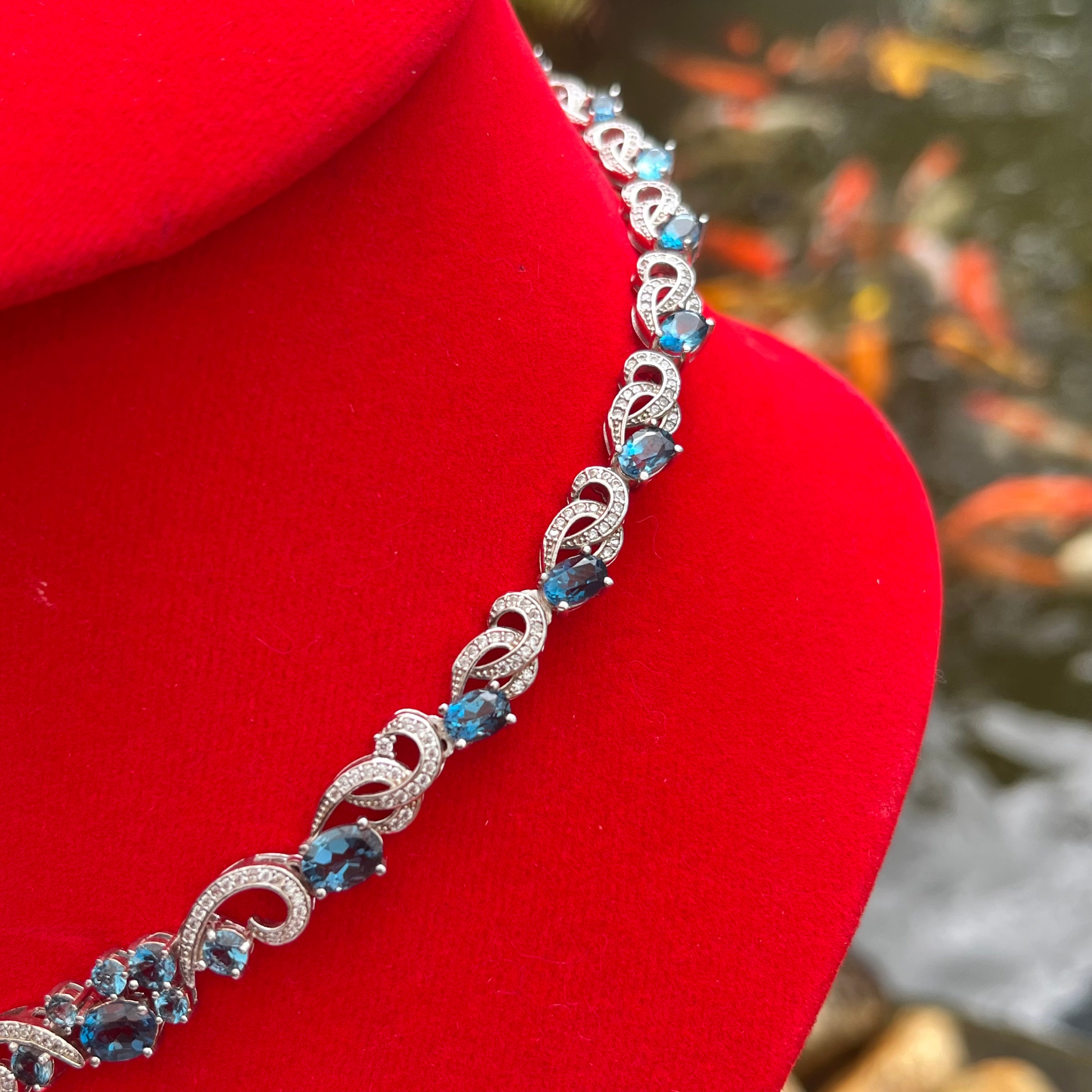 สร้อยคอบลูโทปาส ดีไซน์วินเทจหรู ประดับเพชรสไตล์คลาสสิก Elegant Vintage Blue Topaz Necklace with Diamond Accents