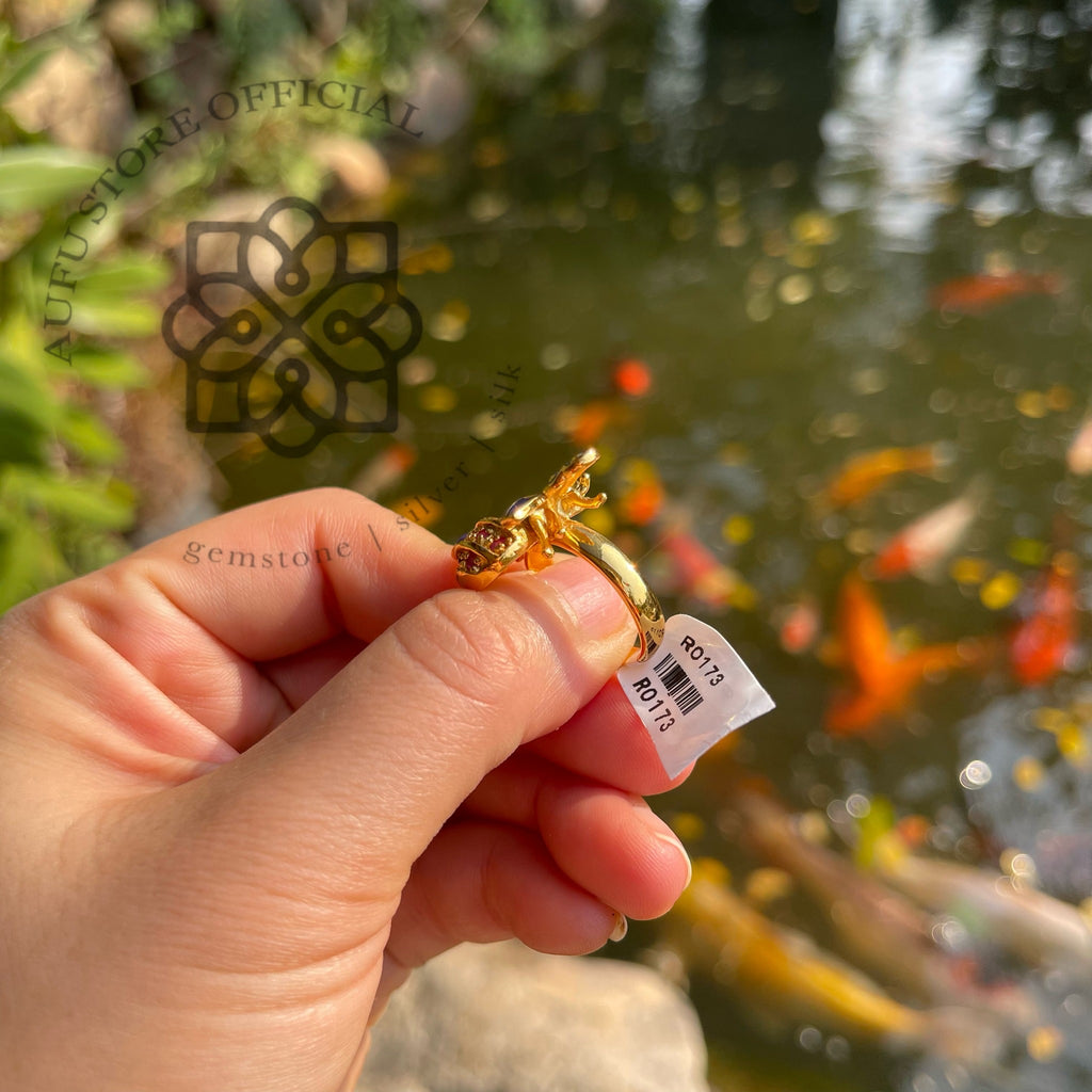 แหวนผึ้งลงยา ประดับทับทิม ดีไซน์ศิลป์หรูหรา Ruby Bee Ring with Hand-Painted Enamel