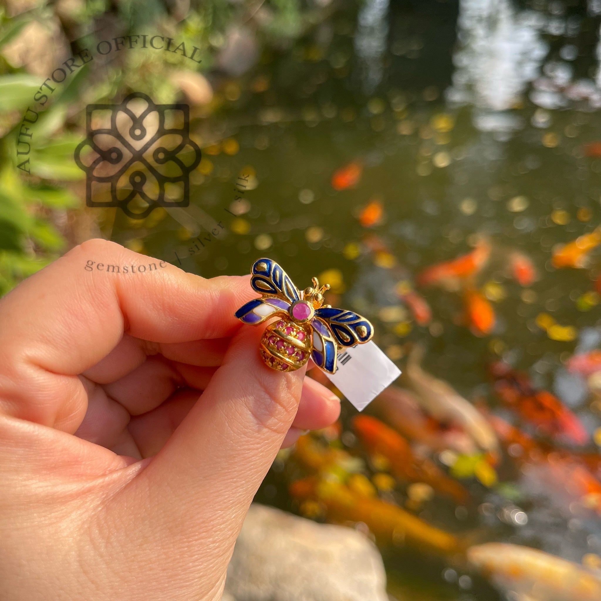 แหวนผึ้งลงยา ประดับทับทิม ดีไซน์ศิลป์หรูหรา Ruby Bee Ring with Hand-Painted Enamel