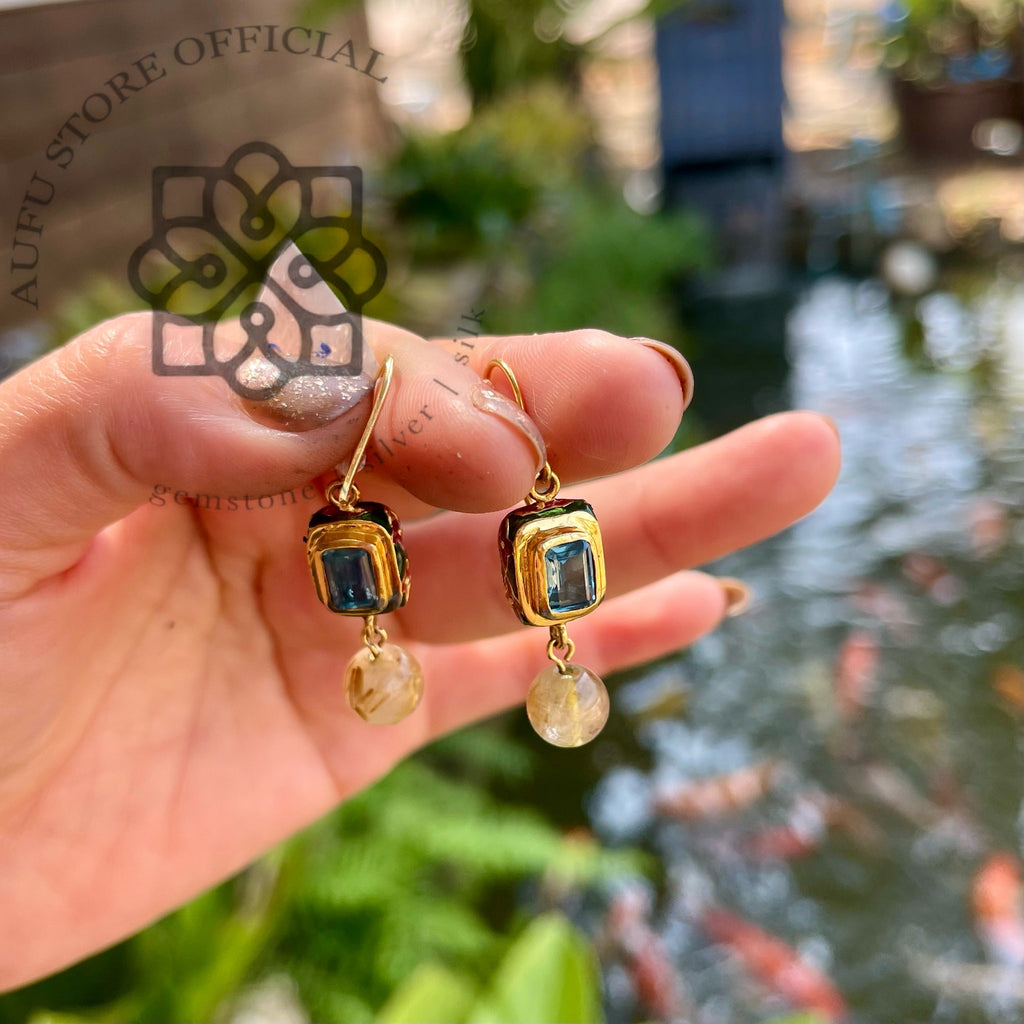 ต่างหูบลูลอนดอนประดับไหมทอง รุ่น “Skyline Aura” “ฟ้าเรืองทอง” Skyline Aura – London Blue Topaz & Rutilated Quartz Earrings