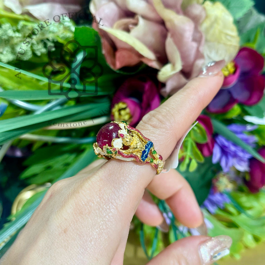 แหวนทับทิมทรงหลังเบี้ย “บุปผารัตติกาล” ตัวเรือนเงินแท้ 925 ชุบทอง ลงยาลายไทย