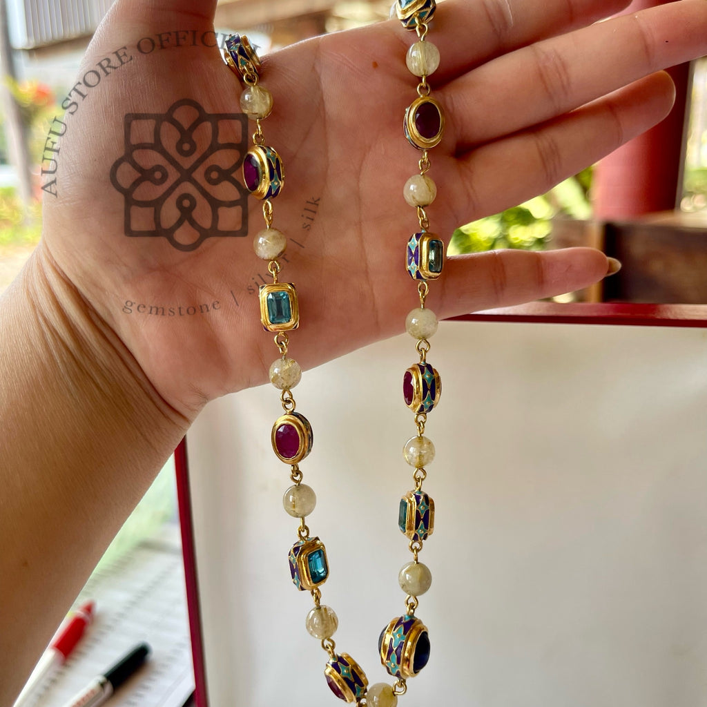 สร้อยคอพลอยรวมลงยาโบราณ ประดับทับทิม – ไพลิน – บลูโทปาส – รุไทล์ควอตซ์
(Ancient Enamel Royal Mixed Gem Necklace)