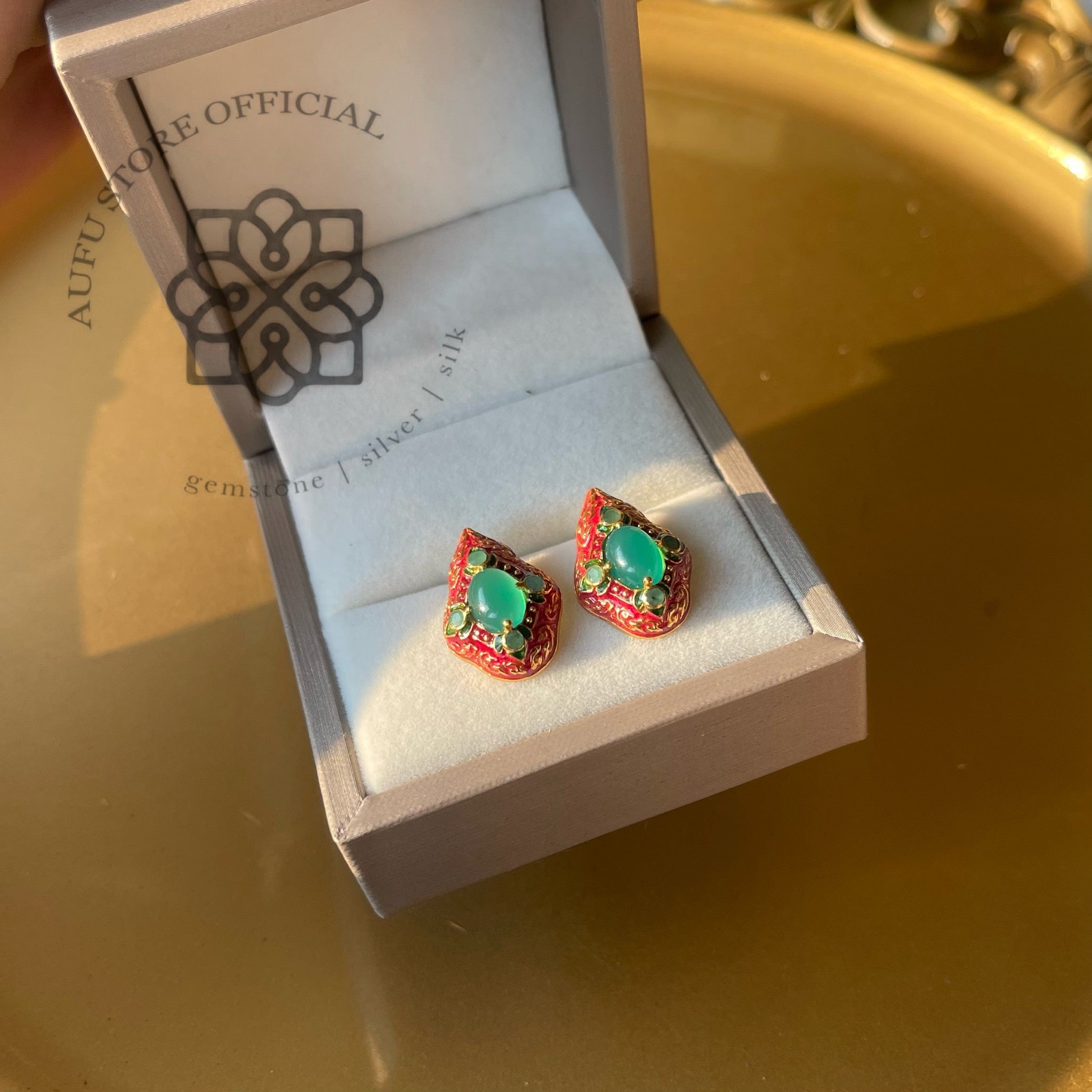 ต่างหูโมราเขียวงานลงยาโบราณ รุ่น “Emerald Bloom”รุ่น “บุปผามณี” Green Agate Enamel Earrings – “Emerald Bloom” Collection