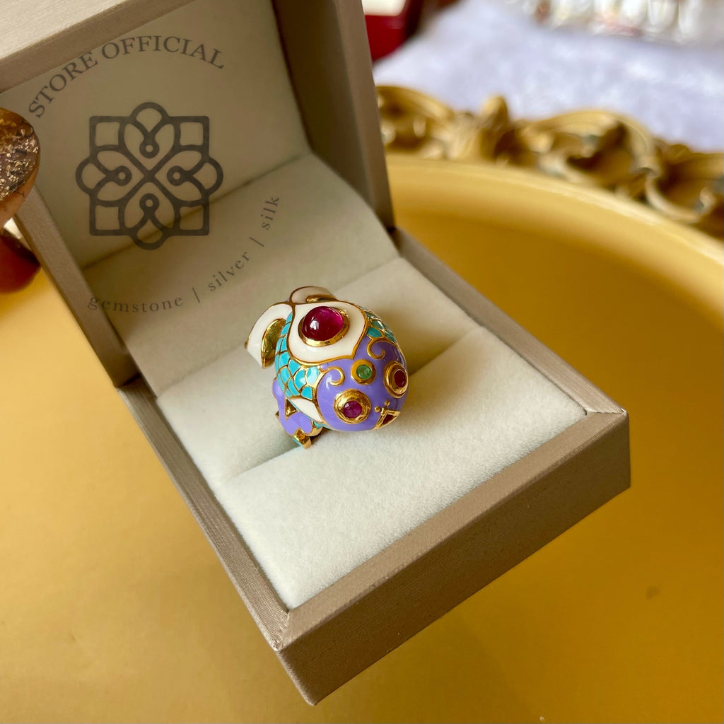 แหวนปลามงคลลงยาโบราณ – ทับทิมนพเก้า รุ่น Royal Koi Ruby Ring
“Royal Enamel Koi Ring – Ruby & Navaratna”