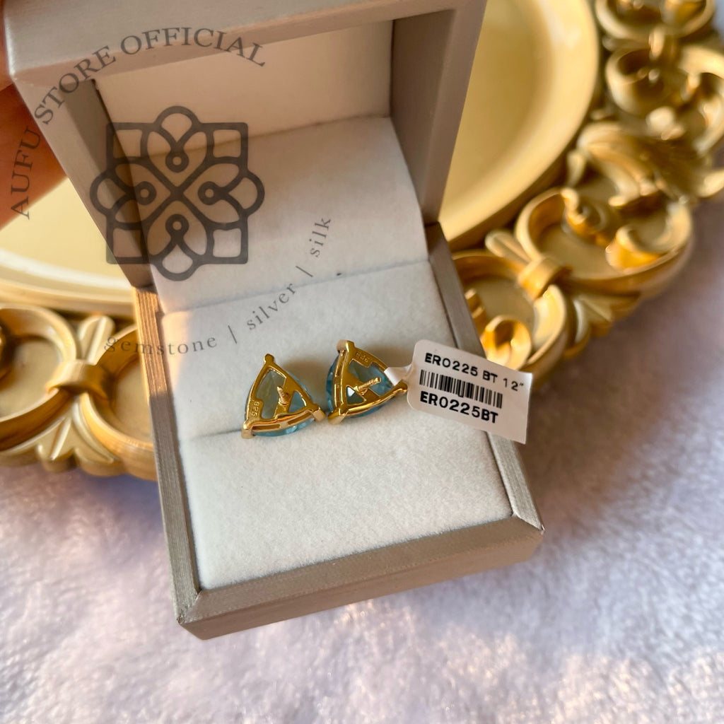ต่างหูอความารีนทรงทริลเลียน รุ่น “Aqua Radiance“ ต่างหูอความารีนทรงสามเหลี่ยม รุ่น “ประกายอำไพ” Aqua Radiance – Trillion-Cut Aquamarine Earrings