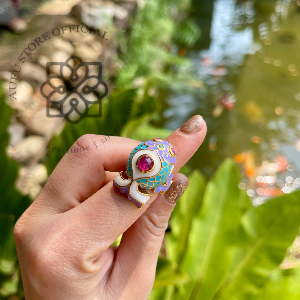 แหวนปลามงคลลงยาโบราณ – ทับทิมนพเก้า รุ่น Royal Koi Ruby Ring
“Royal Enamel Koi Ring – Ruby & Navaratna”