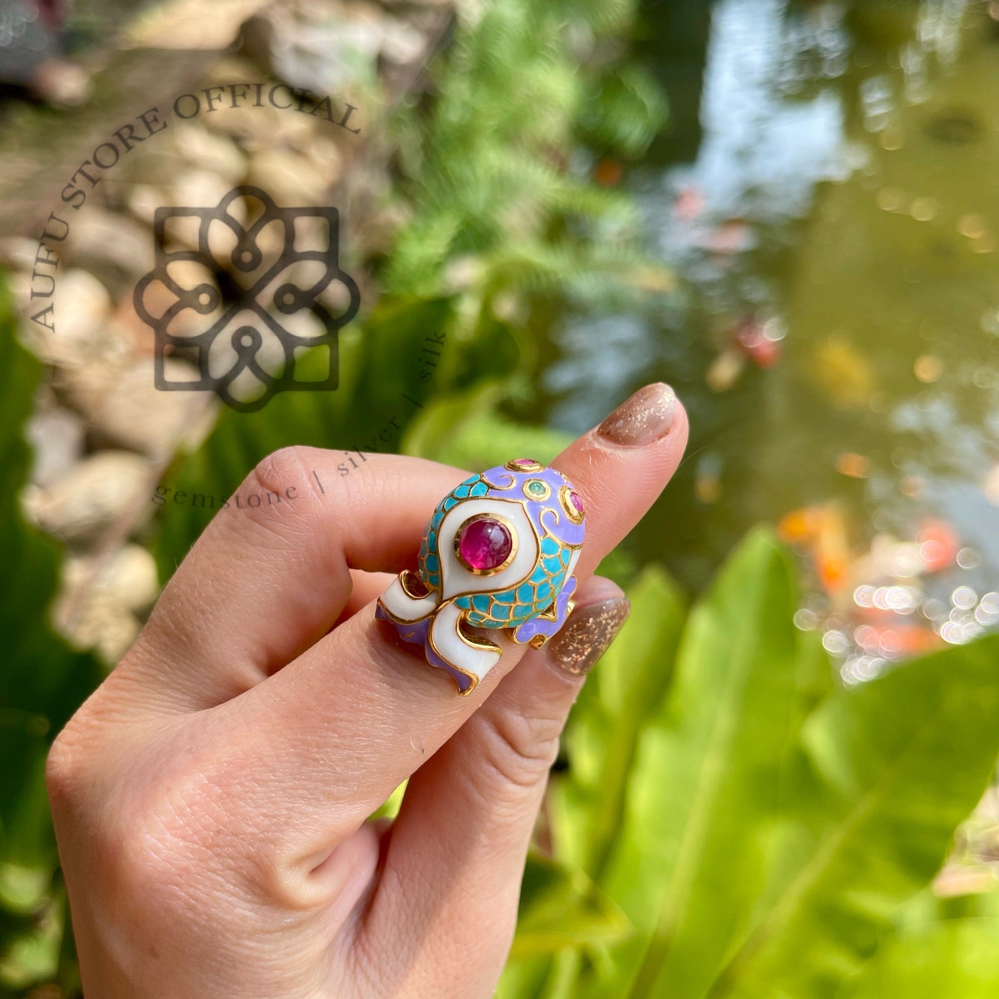แหวนปลามงคลลงยาโบราณ – ทับทิมนพเก้า รุ่น Royal Koi Ruby Ring
“Royal Enamel Koi Ring – Ruby & Navaratna”