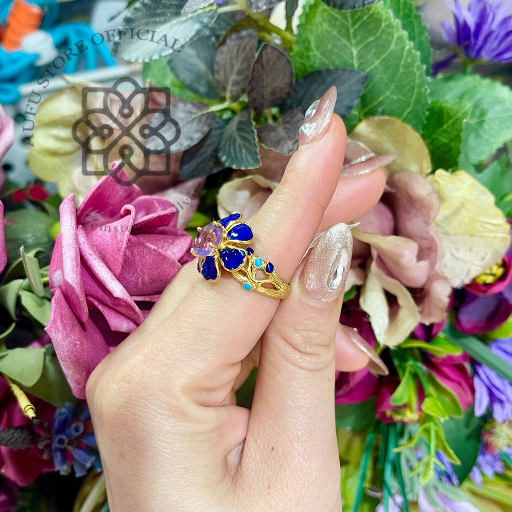 แหวนดอกไม้พลอยอะเมทิสต์ ลงยาน้ำเงิน Blue Enamel Floral Ring with Amethyst Center