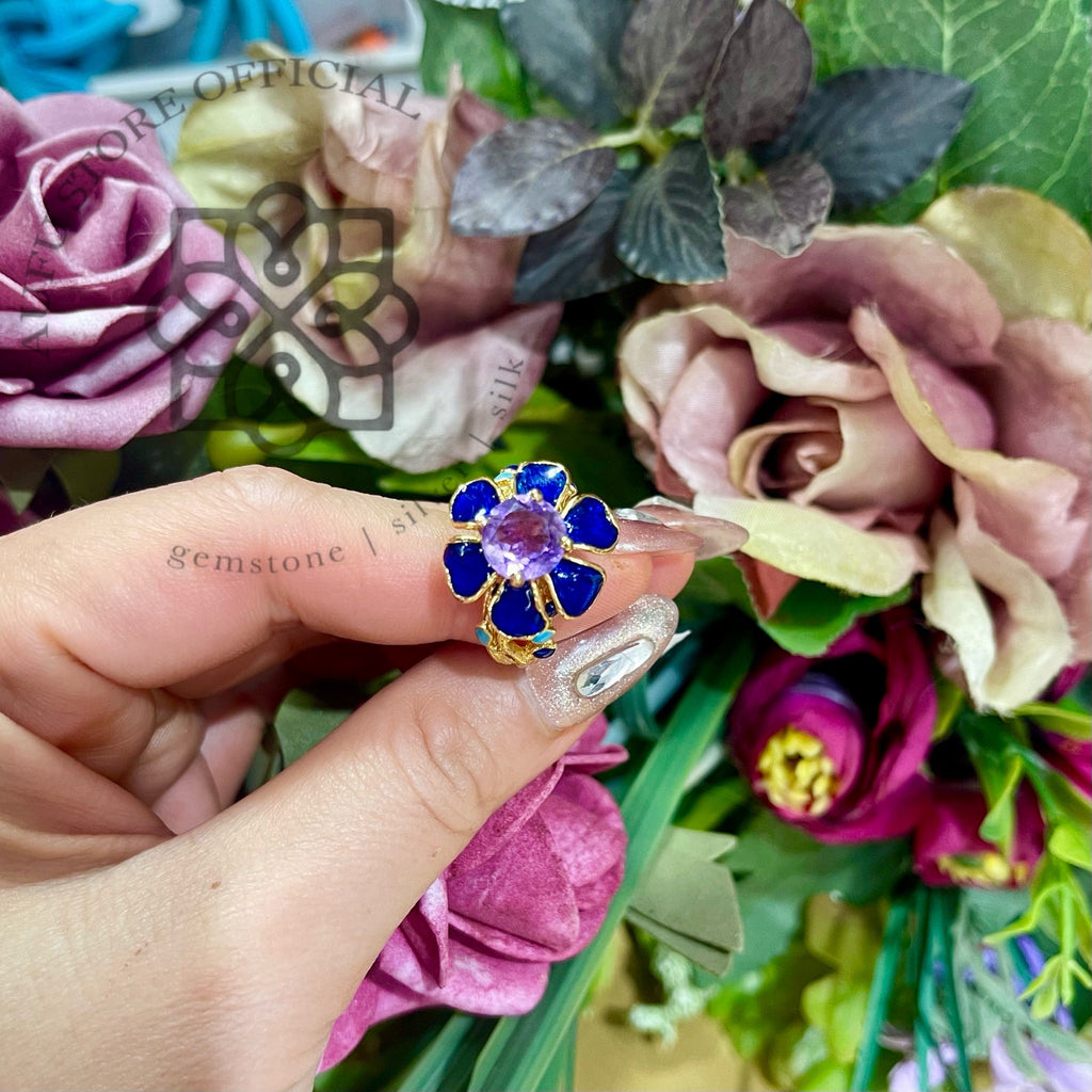 แหวนดอกไม้พลอยอะเมทิสต์ ลงยาน้ำเงิน Blue Enamel Floral Ring with Amethyst Center